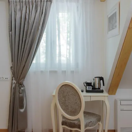 Theatre Heritage 4* سبليت